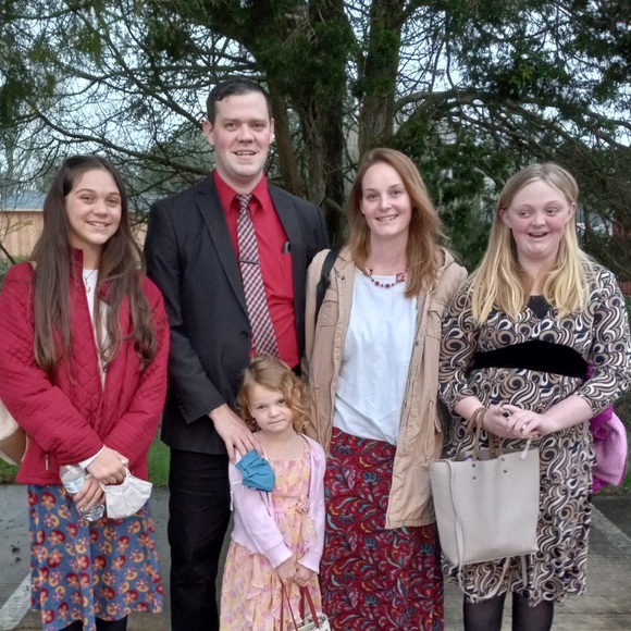 Meet your Posher, Danielle - Picture 2 of 3